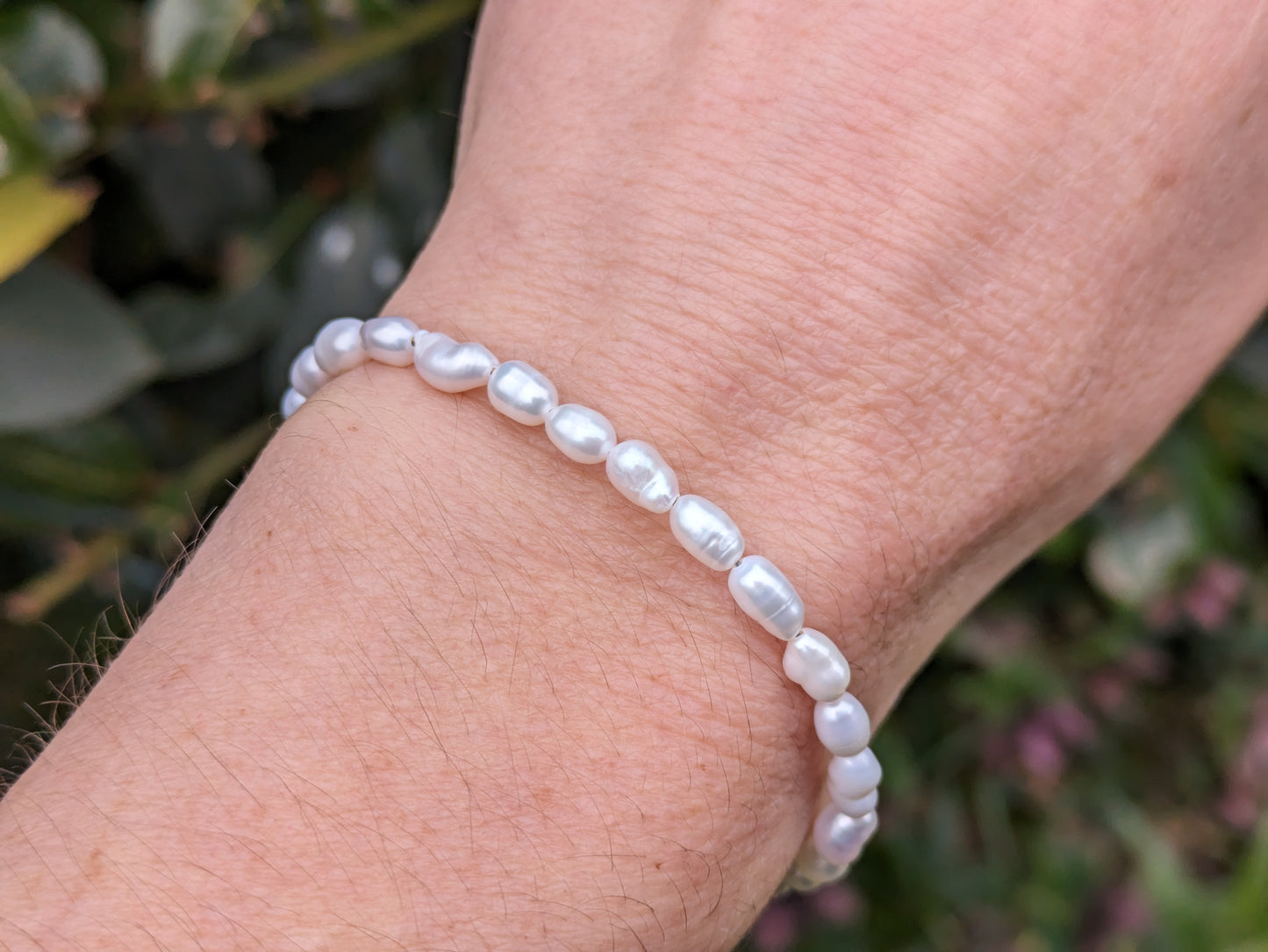 Freshwater pearl bracelet in silver or gold.