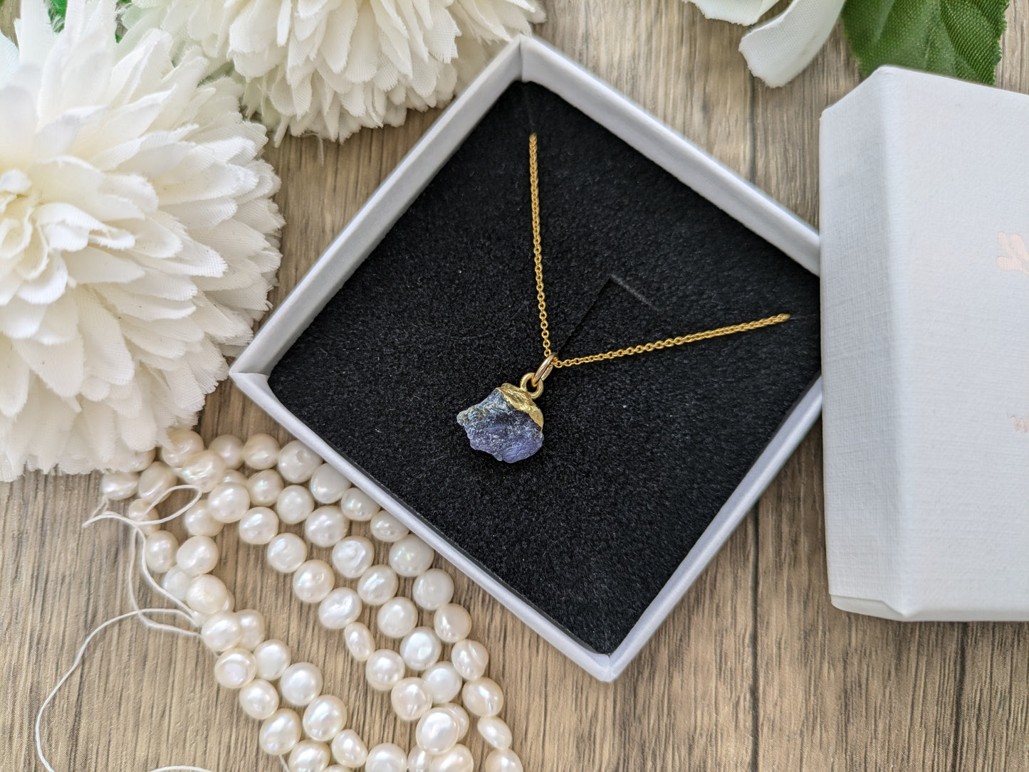 Raw sapphire necklace in gold.