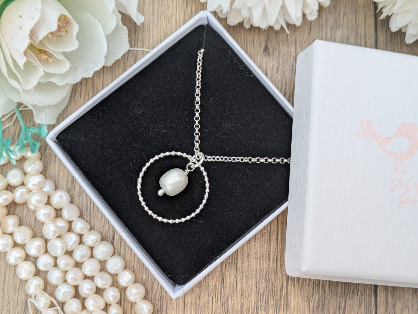 Pearl pendant necklace.