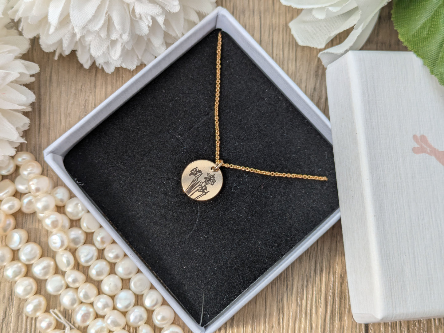 Birth flower necklace in silver or gold.