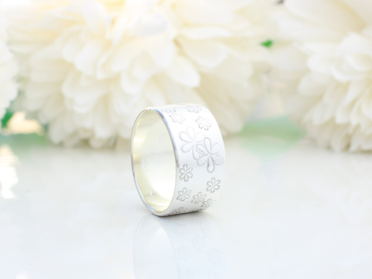 Daisy ring. Size R UK. 8.5 USA. Ready to ship.