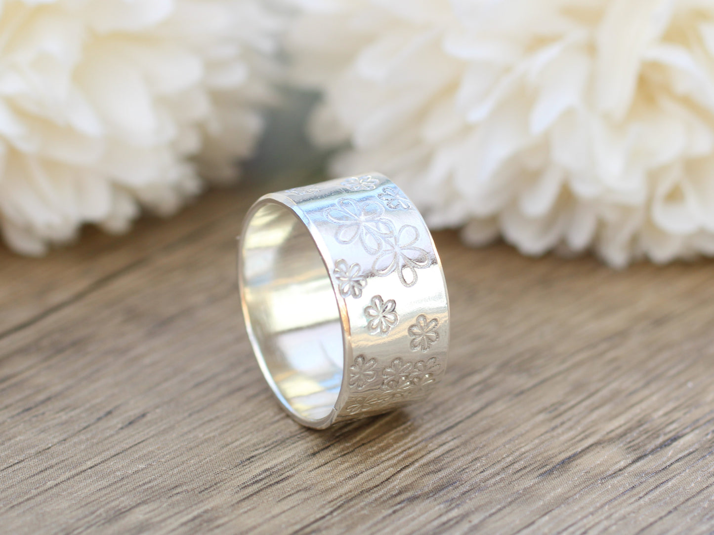 Daisy ring. Size R UK. 8.5 USA. Ready to ship.