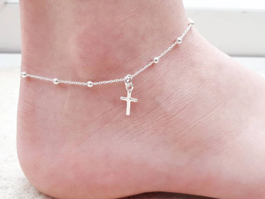 Cross anklet in sterling silver.