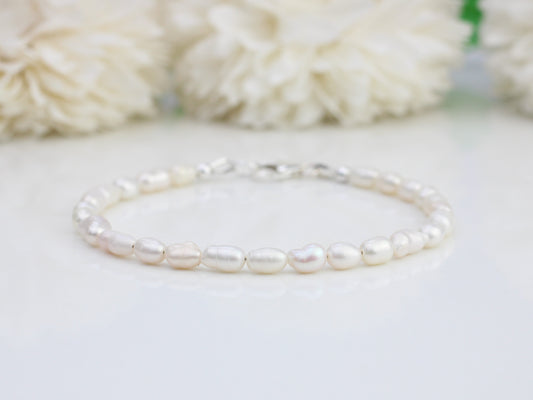 Freshwater pearl bracelet in silver or gold.