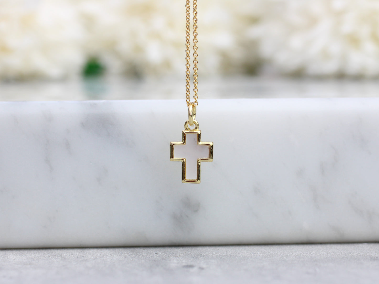 Gold cross pendant. Gold cross and chain.