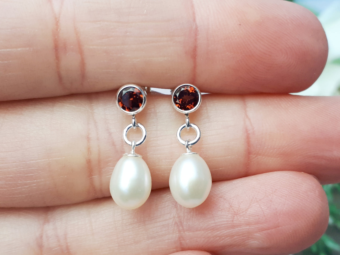 Garnet and pearl drop earrings.