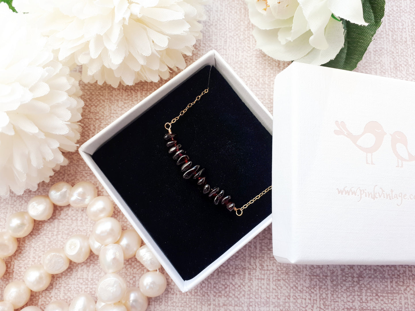 Garnet necklace in gold.