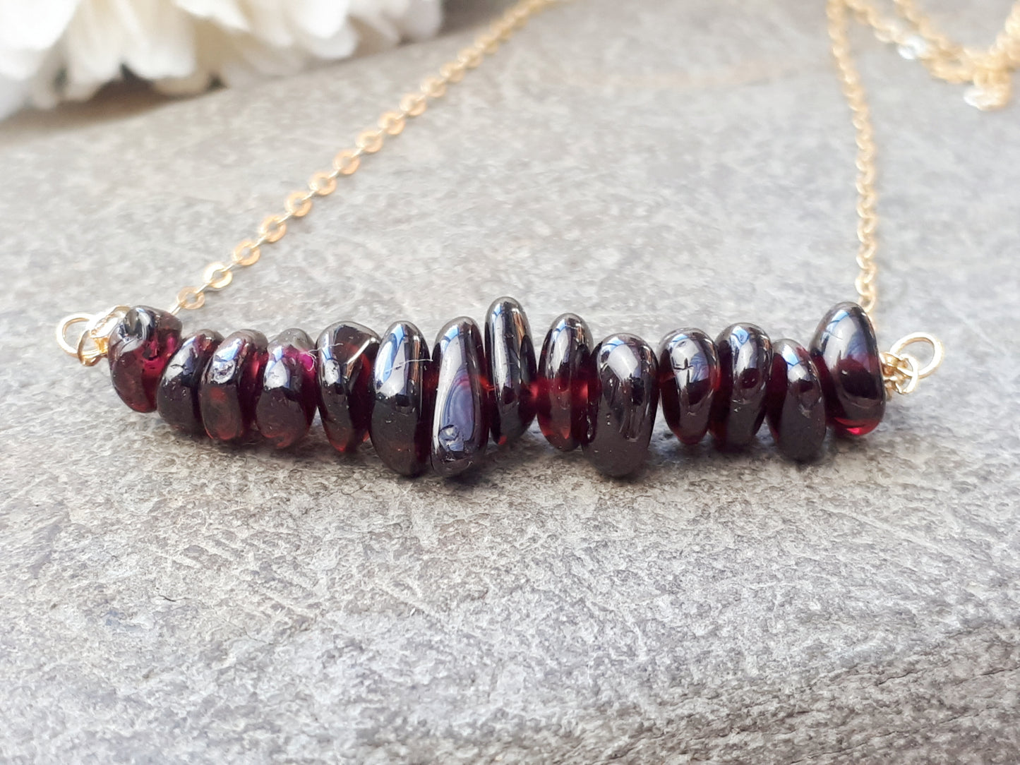 Garnet necklace in gold.