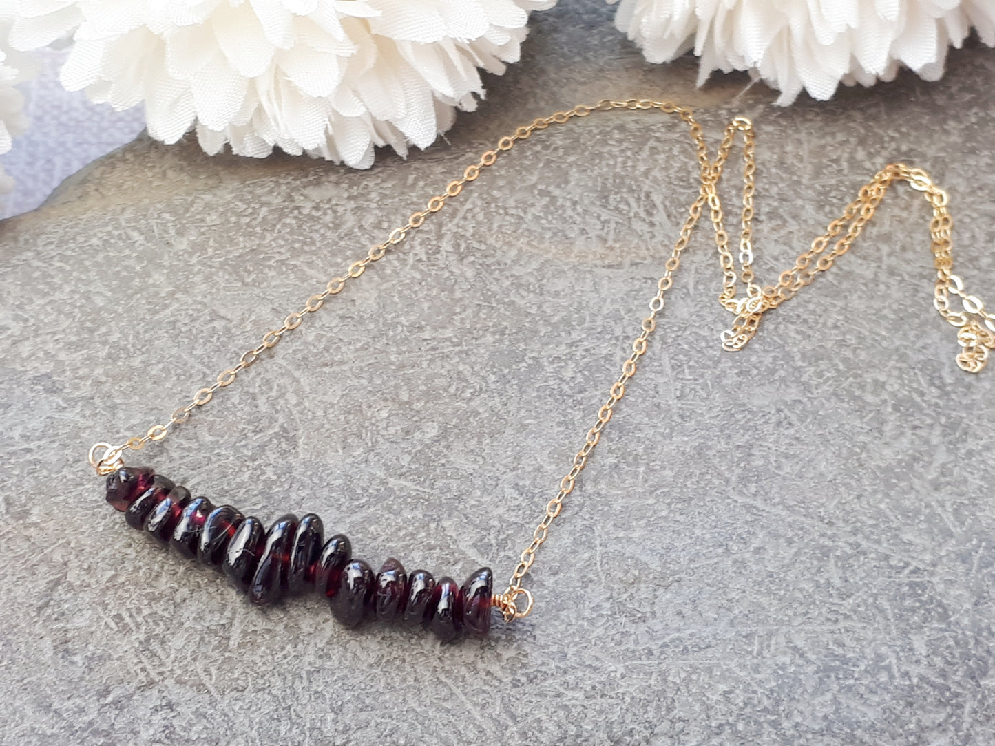Garnet necklace in gold.