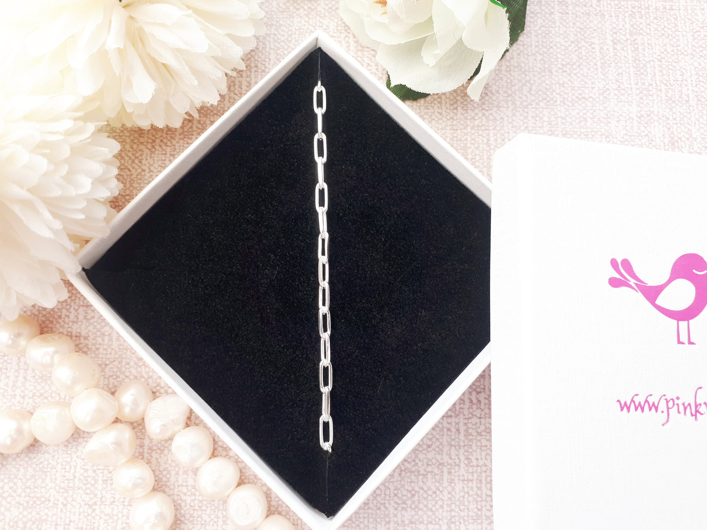 Paper clip anklet in sterling silver.