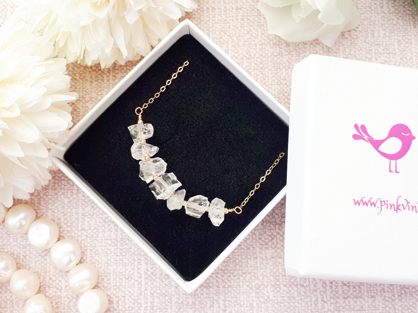 Raw quartz necklace in gold.