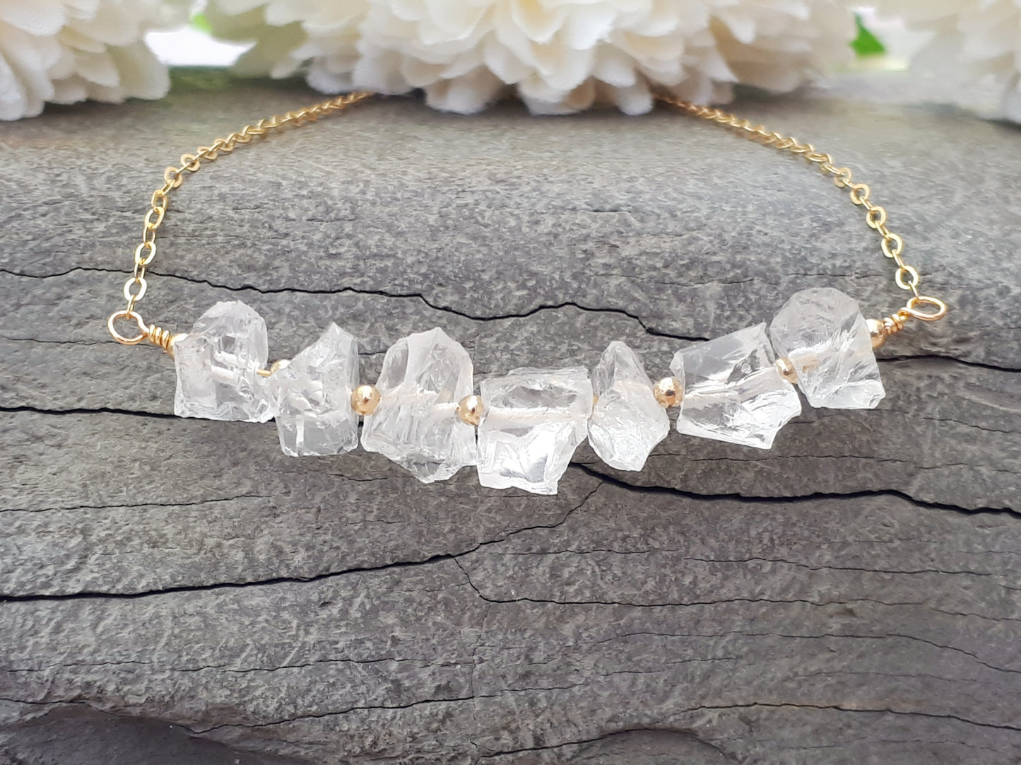 Raw quartz necklace in gold.