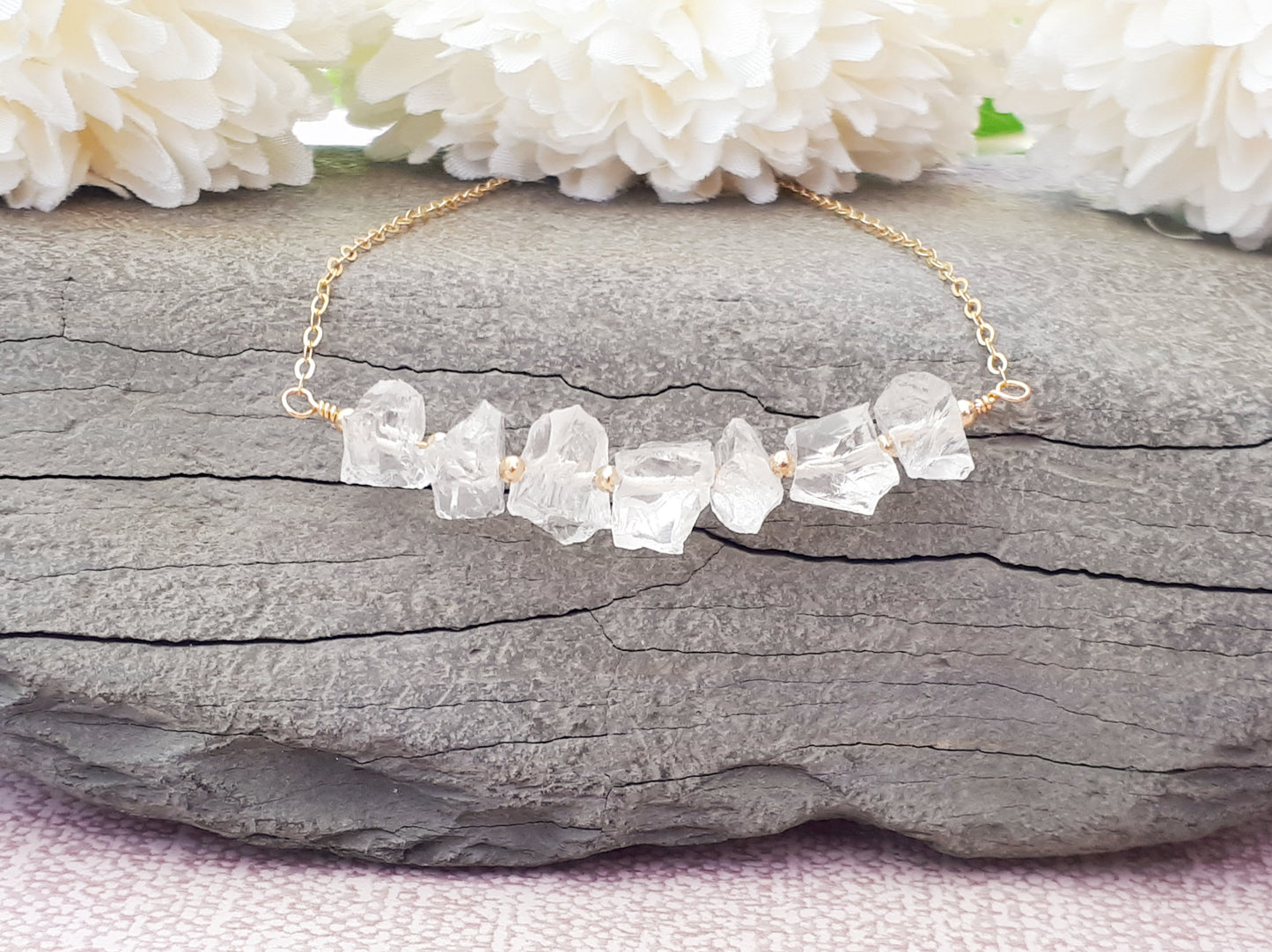 Raw quartz necklace in gold.