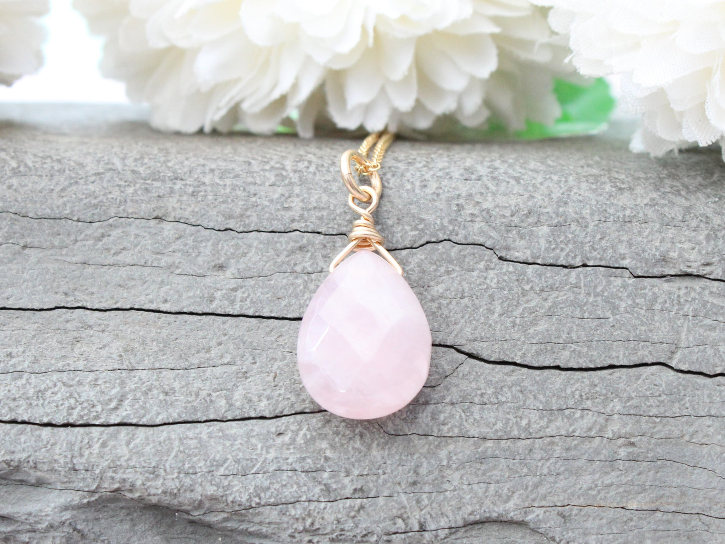 Rose quartz necklace in gold.
