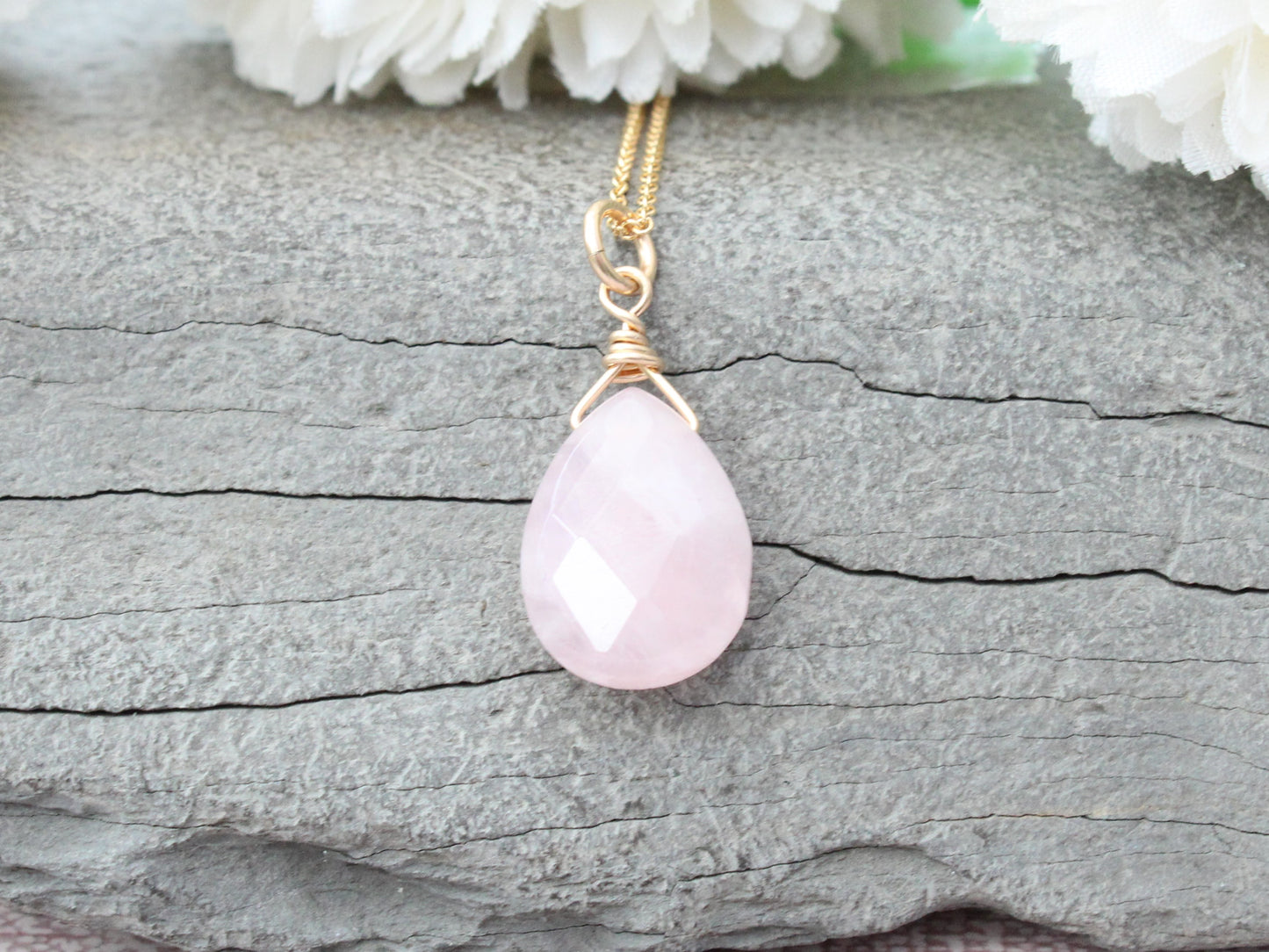 Rose quartz necklace in gold.